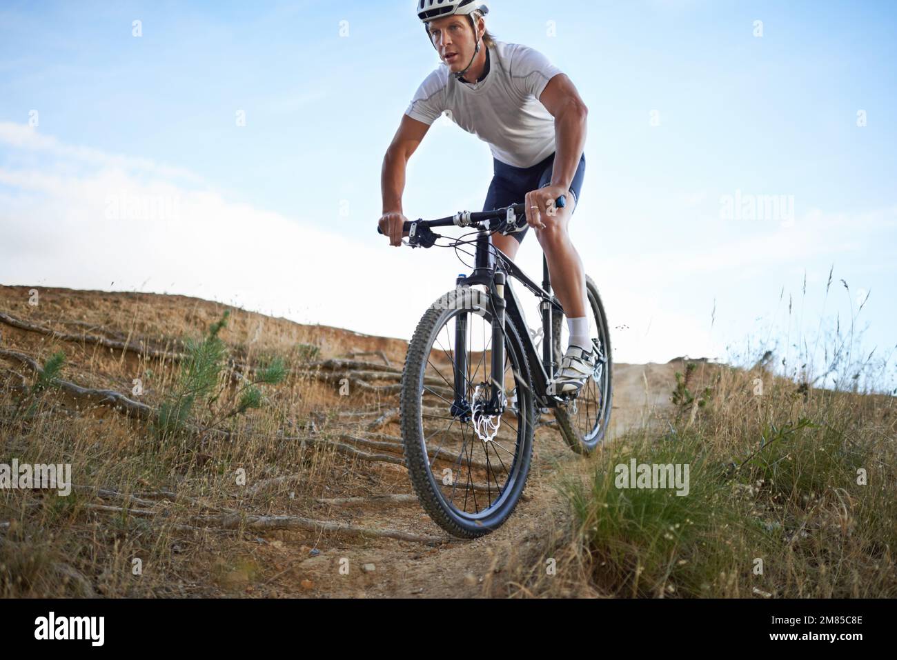 Nichts ist besser als eine extreme Fahrradtour. Fit Radfahrer fahren über unwegsames Gelände, während in der Natur. Stockfoto