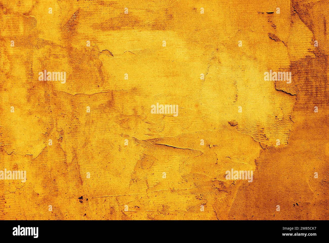 Grunge gelb lackierter Hintergrund mit beschädigter Wandstruktur. Stockfoto