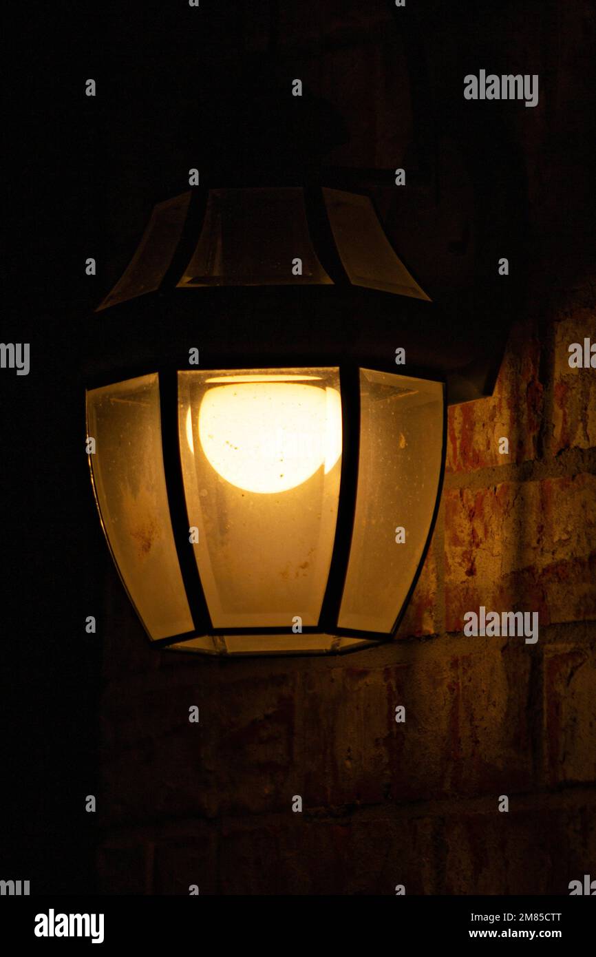 Porträtaufnahme einer Lampe, die Licht aussendet. Stockfoto