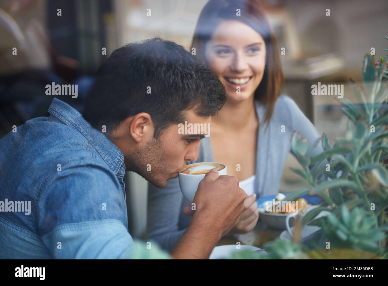 Auf eine Tasse Kaffee. Ein junges Paar, das Kaffee trinkt und sich in einem Café unterhält. Stockfoto