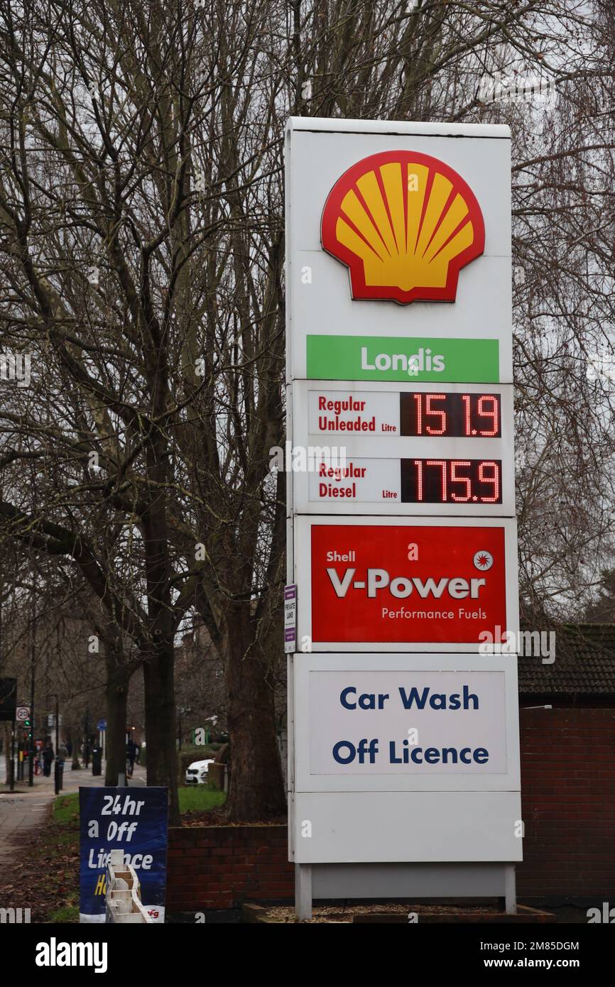 LONDON, Vereinigtes Königreich - 11. Januar 2023: Shell-Tankstelle mit Benzinpreisen. Stockfoto
