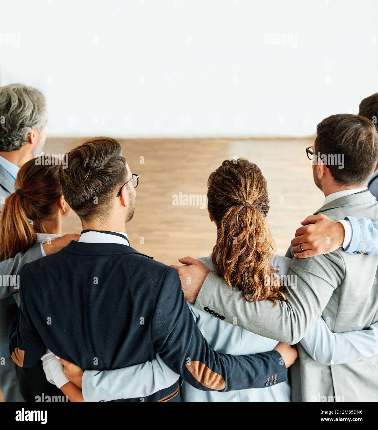 Zusammenarbeit im geschäftlichen Team Unterstützung des Kollegen Geschäftsmann Geschäftsfrau Teambüro starker Kollege, der umarmt Stockfoto
