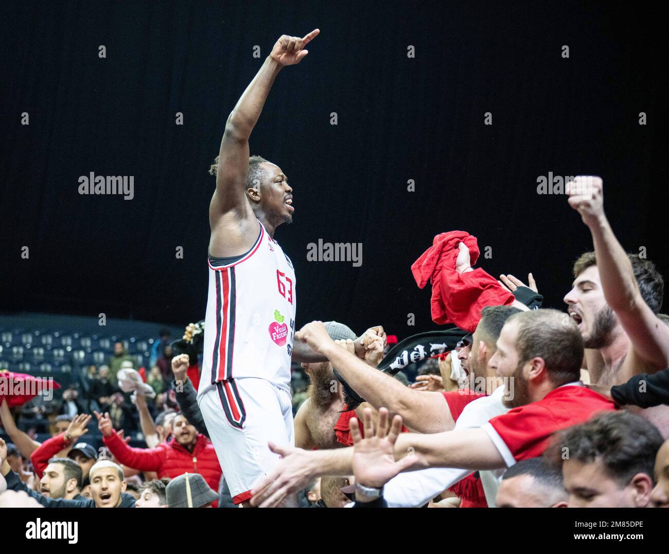 LONDON, ENGLAND - JANUAR 11: J'Covan Brown von Hapoel Tel Aviv feiert mit Fans das EuroCup-Spiel zwischen London Lions und Hapoel Te Stockfoto