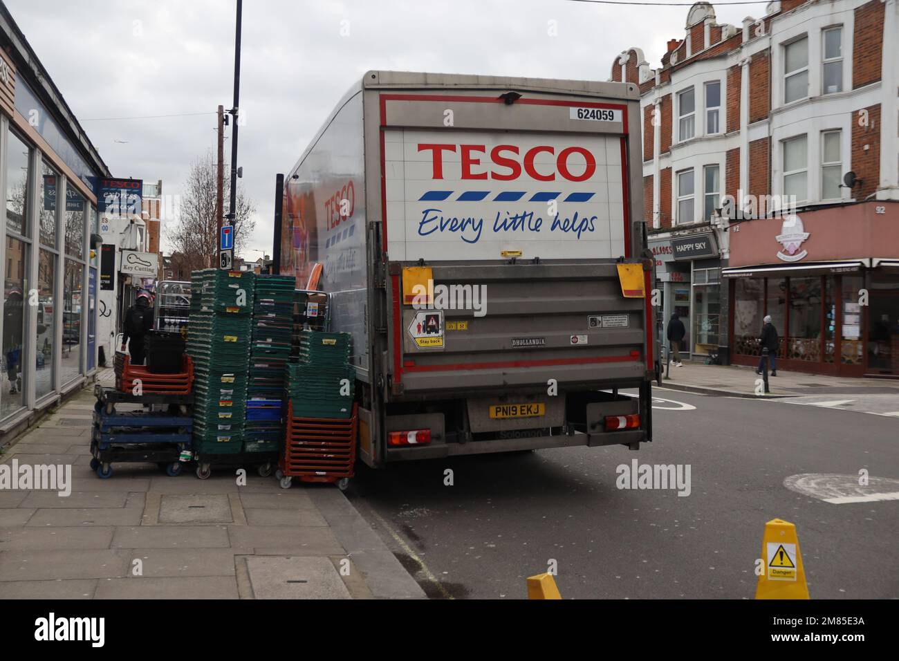 LONDON, UK - 11. Januar 2023: Tesco-Lieferwagen auf der Straße geparkt. Stockfoto
