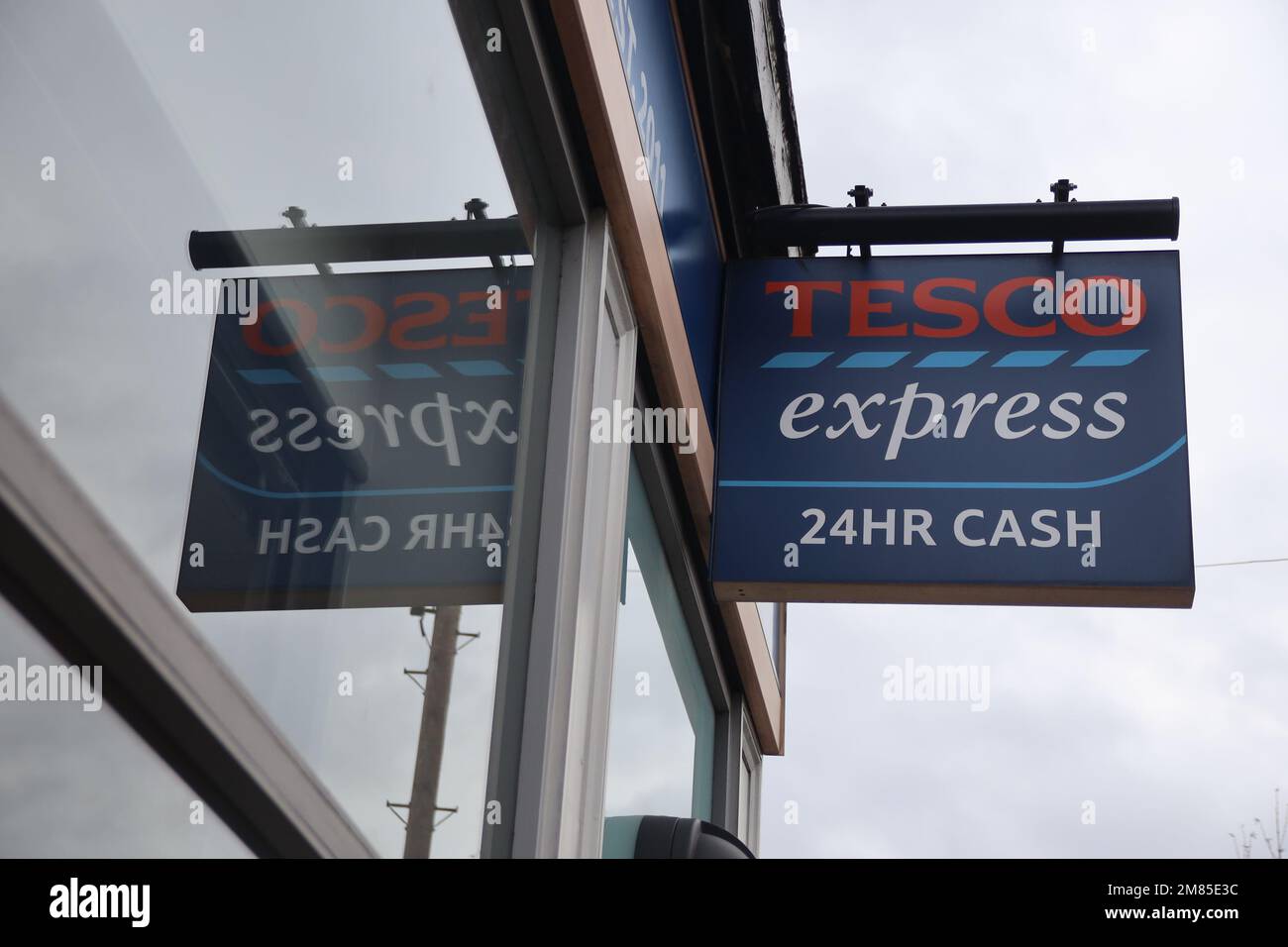 LONDON, UK - 11. Januar 2023: Tesco Store-Schild. Stockfoto