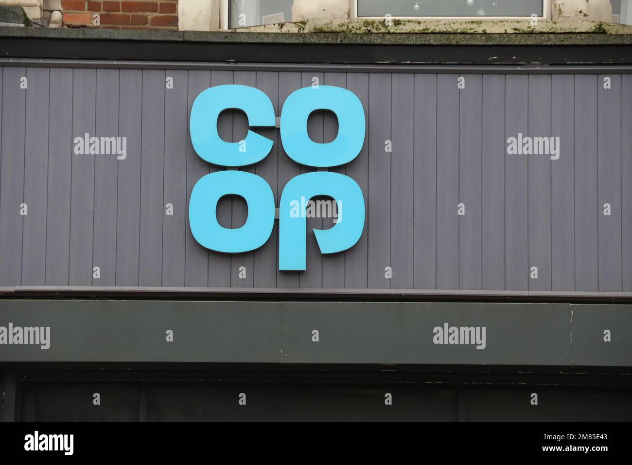 LONDON, UK – 11. Januar 2023: Co-op Shop-Schild. Stockfoto