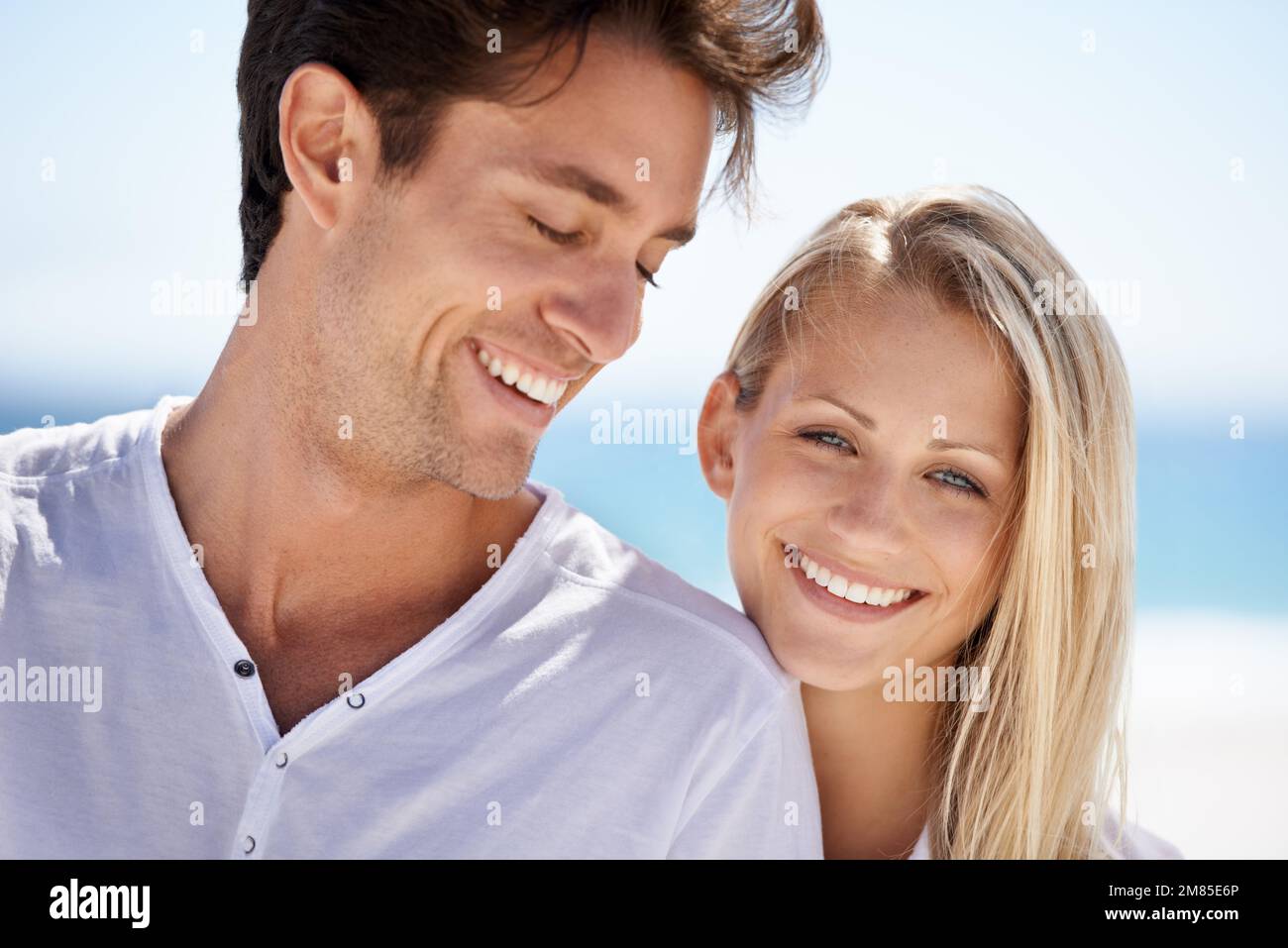 Genießen Sie einen romantischen Kurzurlaub. Ein junges Paar, das einen intimen Moment am Strand hat. Stockfoto