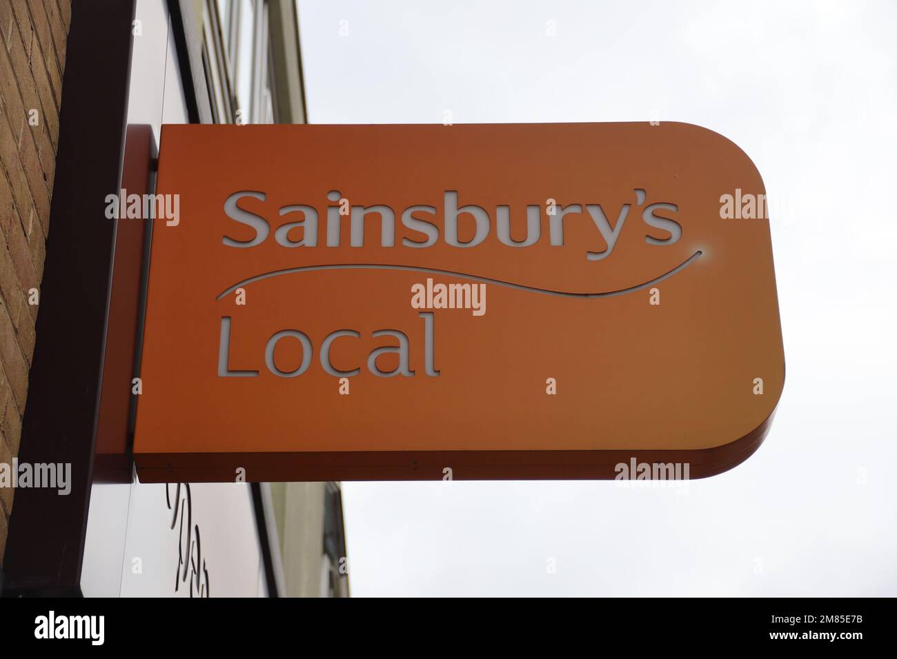 Schild für Sainsbury's Local Shop, London, Großbritannien. Stockfoto