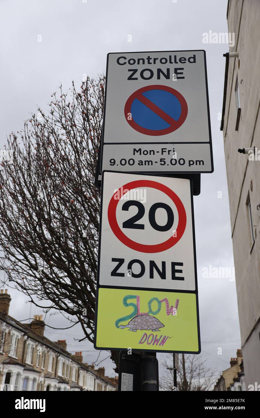 Kontrollzone und 20mph Geschwindigkeitsbegrenzungsschilder, London. Stockfoto