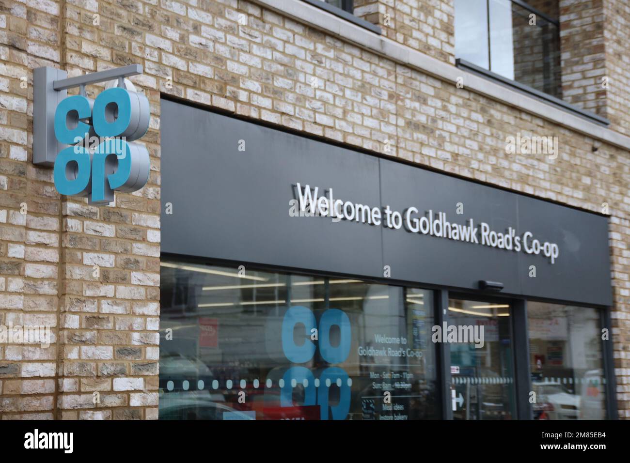 LONDON, UK - 11. Januar 2023: Ladenschild für Goldhawk Road Co-op. Stockfoto