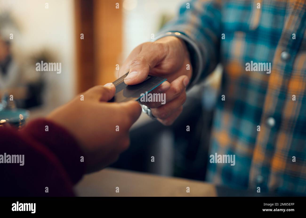 Kreditkartenzahlung, Übergabe oder Kundenhände, Geschenkgutschein von Ladenkasse oder Kellner im Restaurant. B2C-Dollar-Einkaufsservice, Verkauf oder schwarzer Mann mit Stockfoto