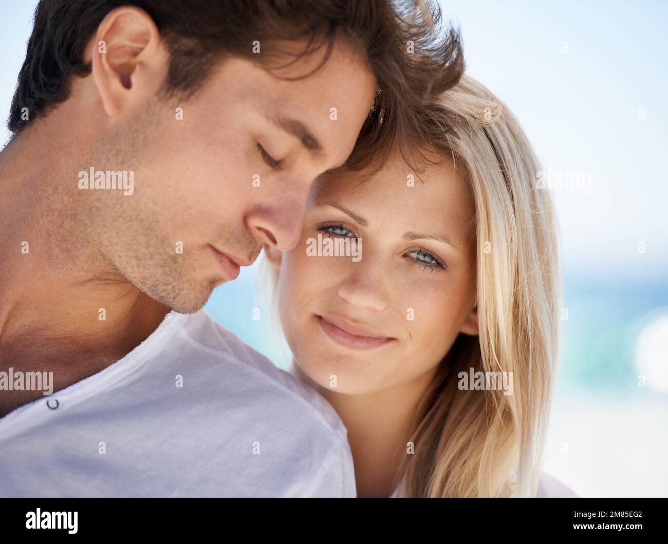 Sie sind perfekt füreinander. Ein junges Paar, das einen intimen Moment am Strand hat. Stockfoto