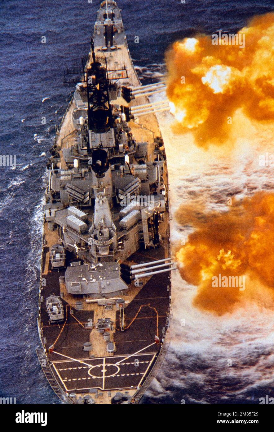 Die USS Iowa (BB-61) ist ein pensioniertes Schlachtschiff, das führende Schiff ihrer Klasse, und das vierte Schiff der US-Marine, das nach dem Bundesstaat Iowa benannt wurde. Aufgrund der Annullierung der Kampfschiffe der Montana-Klasse ist Iowa das letzte führende Schiff jeder Klasse von US-Kriegsschiffen und war das einzige Schiff ihrer Klasse, das im Zweiten Weltkrieg im Atlantischen Ozean diente Stockfoto