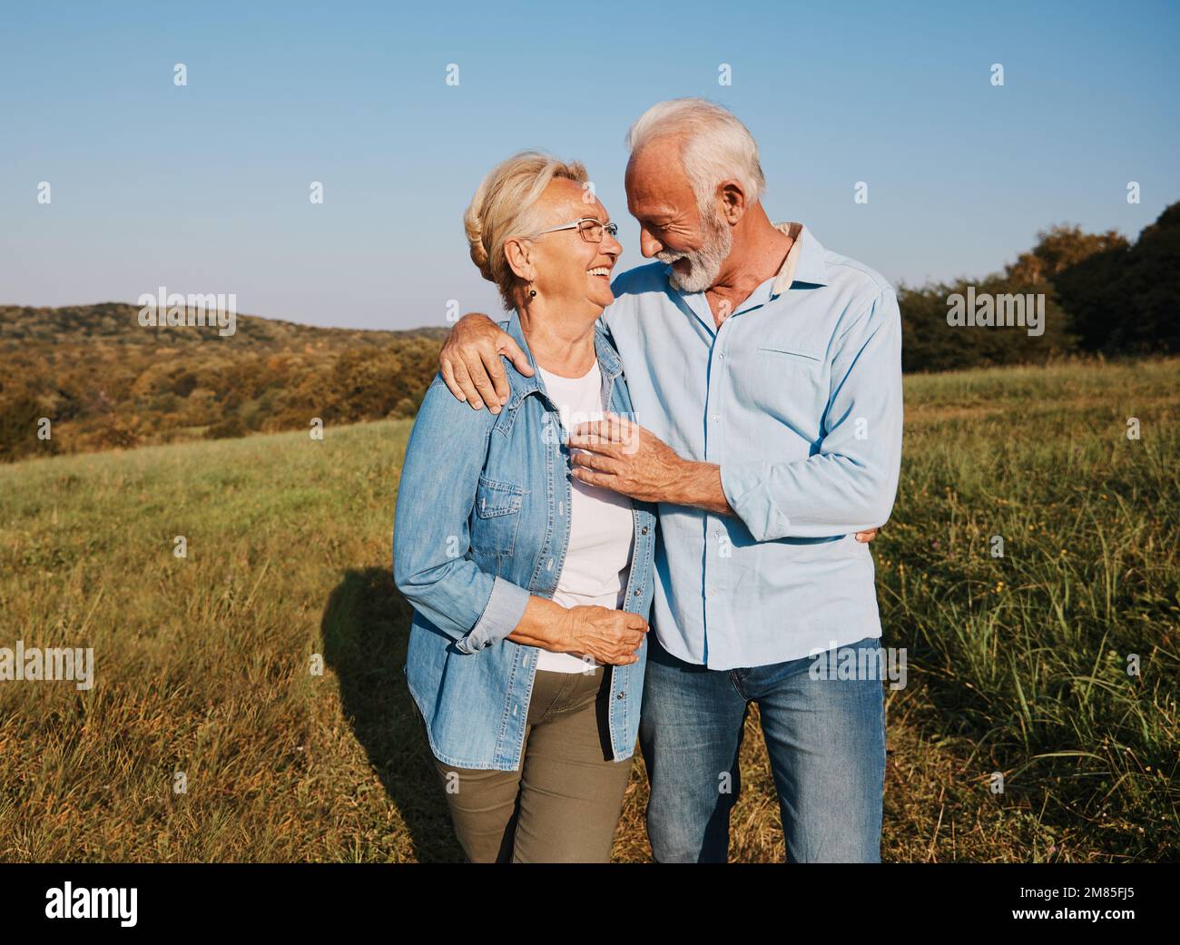 Frau Mann im Freien Senior paar glücklich Lifestyle Ruhestand zusammen lächelnd Liebe Umarmung Natur reif Stockfoto