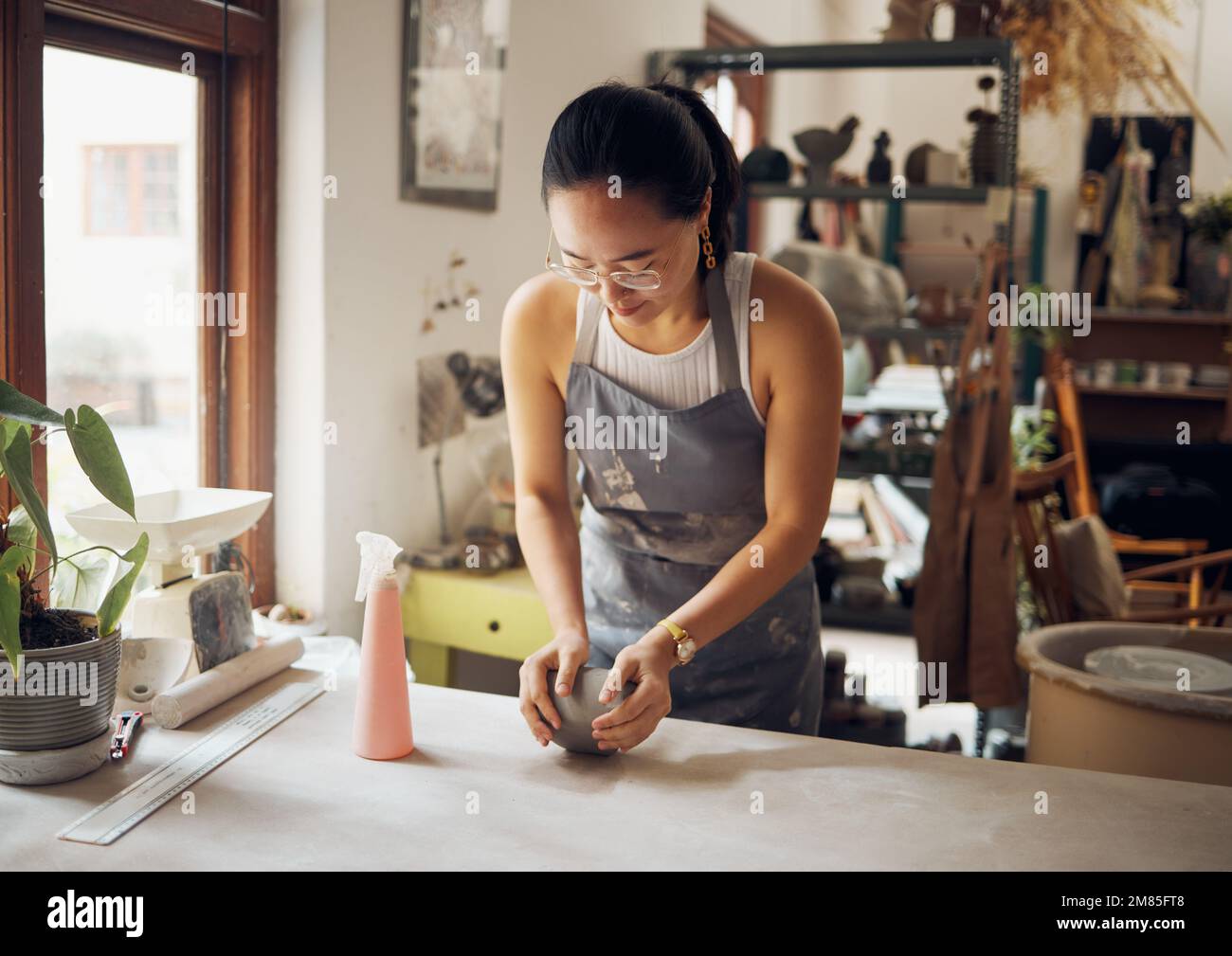 Gestalten, Formen und Töpfern Sie Geschäftsfrau mit Ton für Kreativität, Inspiration und Kunstverarbeitung in der Werkstatt. Kreativ, kleines Unternehmen und asiatisches Mädchen Stockfoto