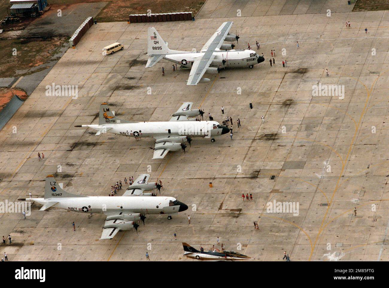 Ein Luftbild von zwei P-3 Orion- und C-130 Hercules-Flugzeugen, die anlässlich des 75. Jahrestages der Marineflugfahrt ausgestellt wurden. Basis: Marine Air Station, Pensacola Bundesstaat: Florida (FL) Land: Vereinigte Staaten von Amerika (USA) Stockfoto