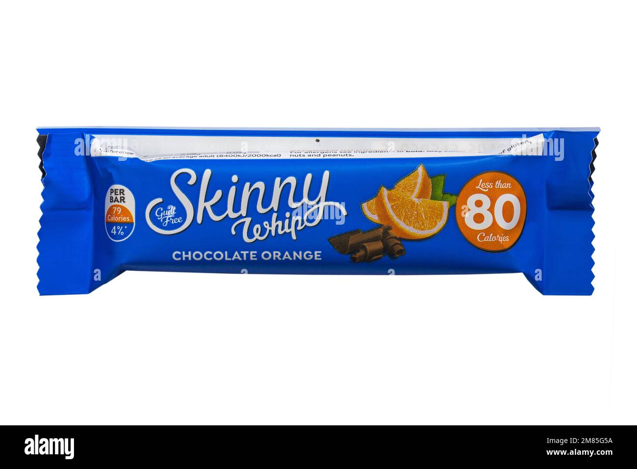 Gefühllose, dünne, hippe Schokolade, orangefarbener Snackriegel mit weniger als 80 Kalorien, isoliert auf weißem Hintergrund Stockfoto