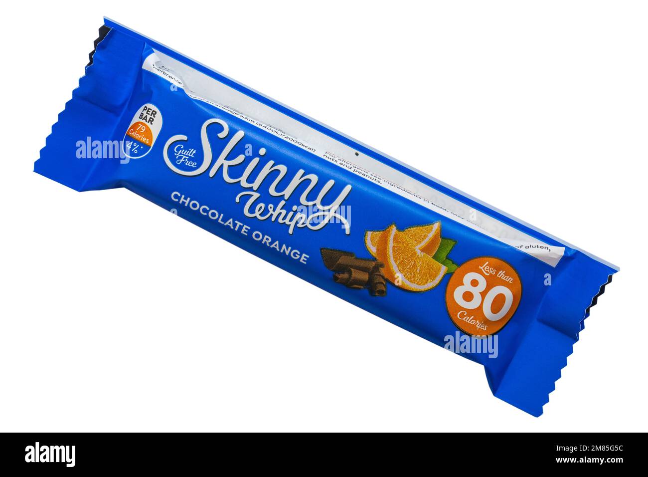 Gefühllose, dünne, hippe Schokolade, orangefarbener Snackriegel mit weniger als 80 Kalorien, isoliert auf weißem Hintergrund Stockfoto