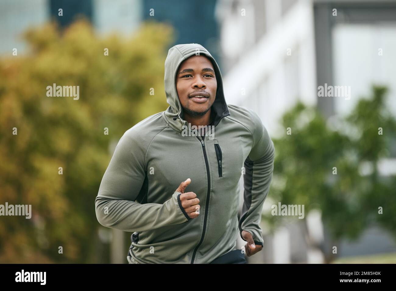 Fitness, Läufer oder schwarzer Mann, der in Miami, Florida, für Körpertraining, Training oder Workout in der Stadt läuft. Freiheit, Denkweise oder gesunder Sport Stockfoto