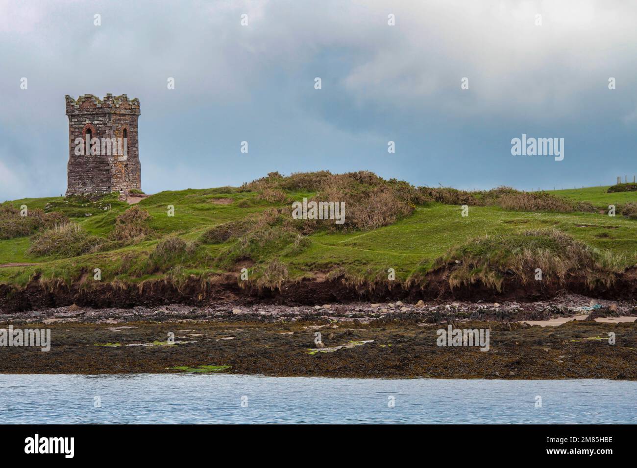 Ruinen eines alten Torenturms namens Hussy's Folly oder Hussey's Folly an der Küste nahe dem Hafen von Dingle an einem wolkigen nebligen Tag, Halbinsel Dingle, County Stockfoto