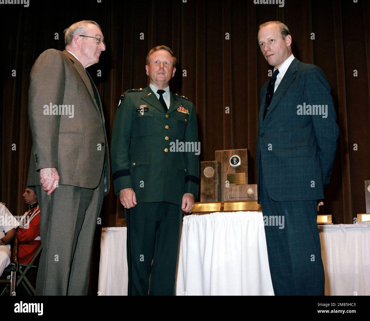 Der stellvertretende Verteidigungsminister William H. Taft IV ist Gastgeber der Preisverleihung „Commander in CHIEF Installation Excellence Awards“ und überreicht die Auszeichnungen an MG James Van Loben Sels, USA, Ft. Leonard Wood, MO; BG William A. Bloomer, USMC, El Toro Air Station, CA; CAPT Micheal R. Gluse, USM; und MG Peter T. Kempf, USAF, Holloman AFB, NM. Weitere Teilnehmer sind der Unterstaatssekretär der Army, James R. Ambrose, der stellvertretende Staatssekretär der Armee, Installation und Logistik, John W. Shannon und LTG Max W. Noah, USA, Comptroller. Basis: Eisenhower Building, Washington State: District of Columbia (DC) Country: United States Stockfoto