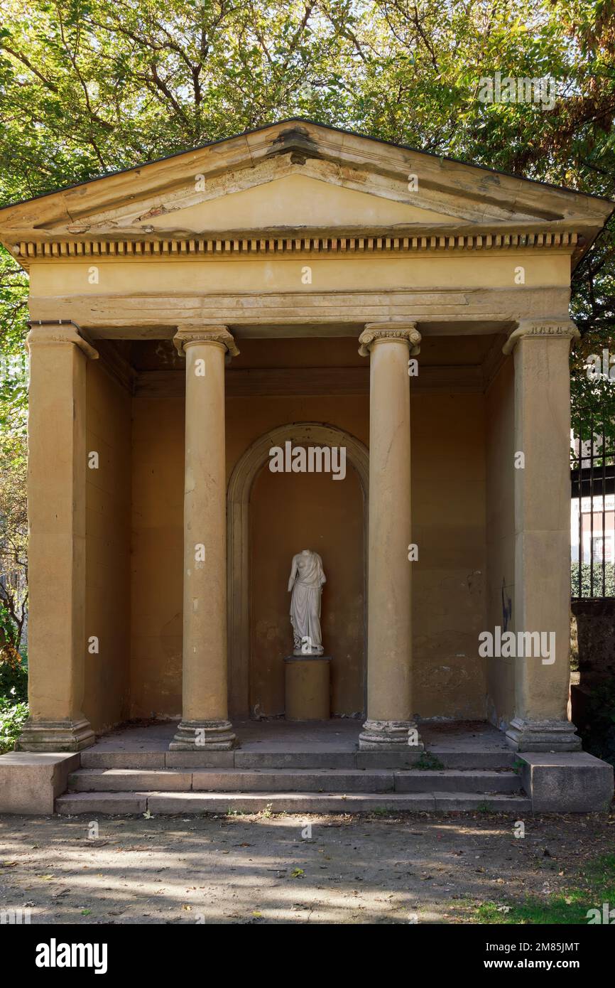 Neoklassizistischer Tempel - Tempietto del Cagnola mit ionischen Säulen und einer Nymph-Marmorstatue in den Guastalla-Gärten Mailand, Italien. Stockfoto