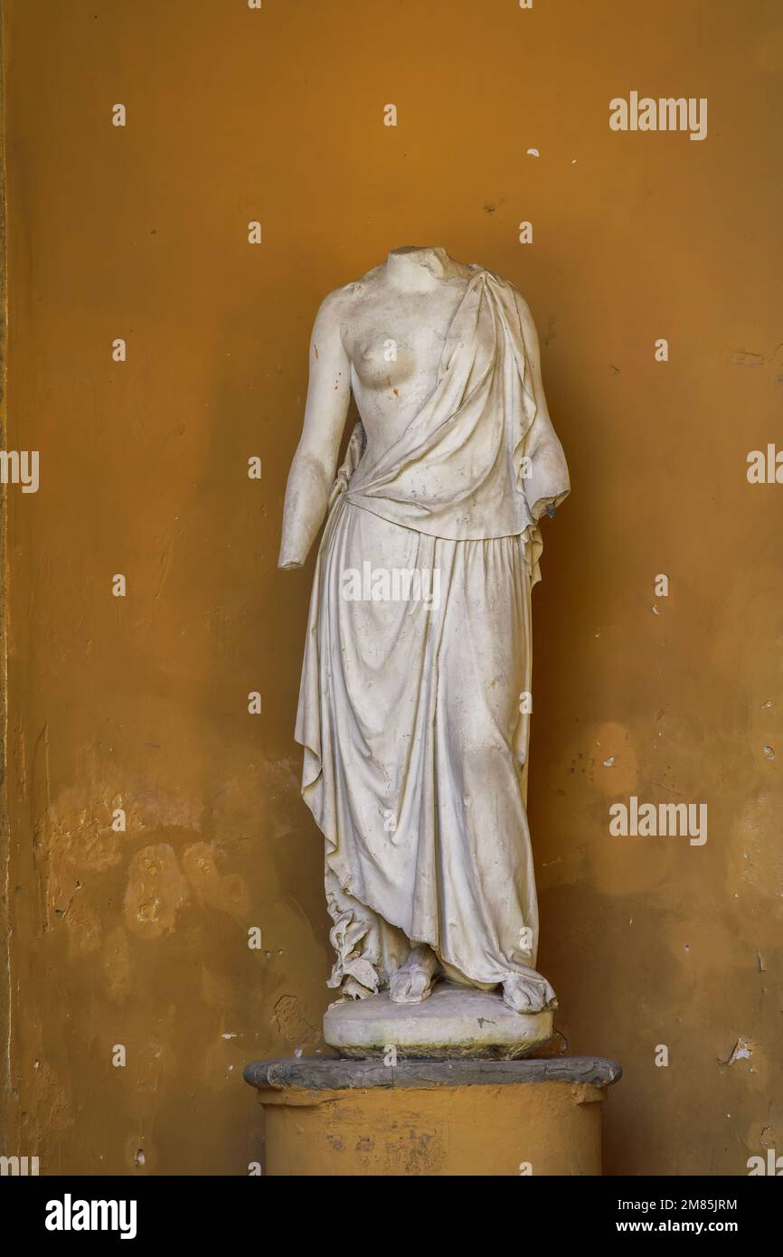 Nymphe-Marmorstatue im neoklassizistischen Tempel - Tempietto del Cagnola in Guastalla-Gärten Mailand, Italien. Stockfoto