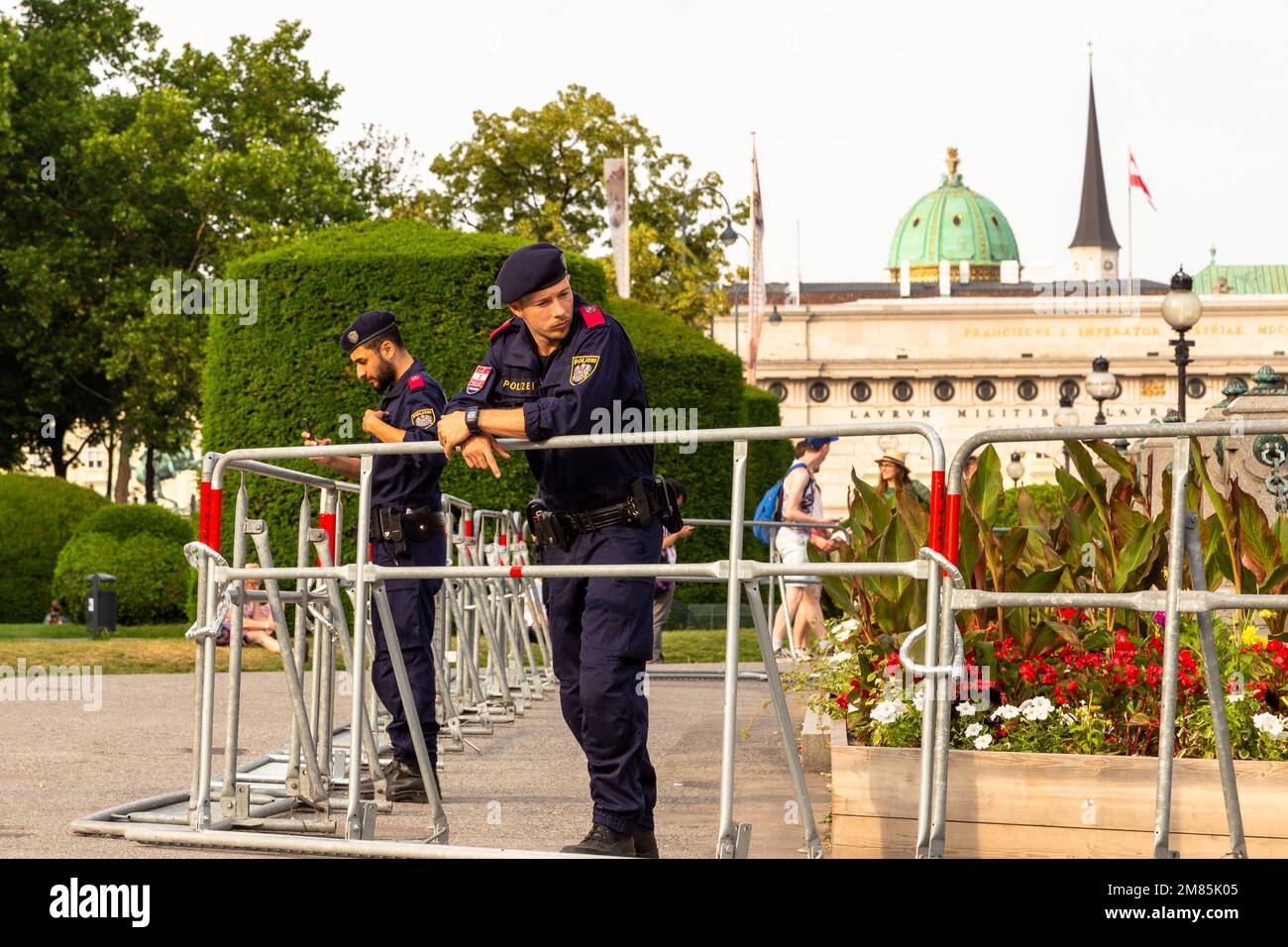 Zwei österreichische Polizisten lehnten sich gegen das Geländer und sahen gelangweilt aus, während sie auf die Ankunft von Wladimir Putin, Museumplatz, Wien, Österreich, am 2018. Juni warteten Stockfoto