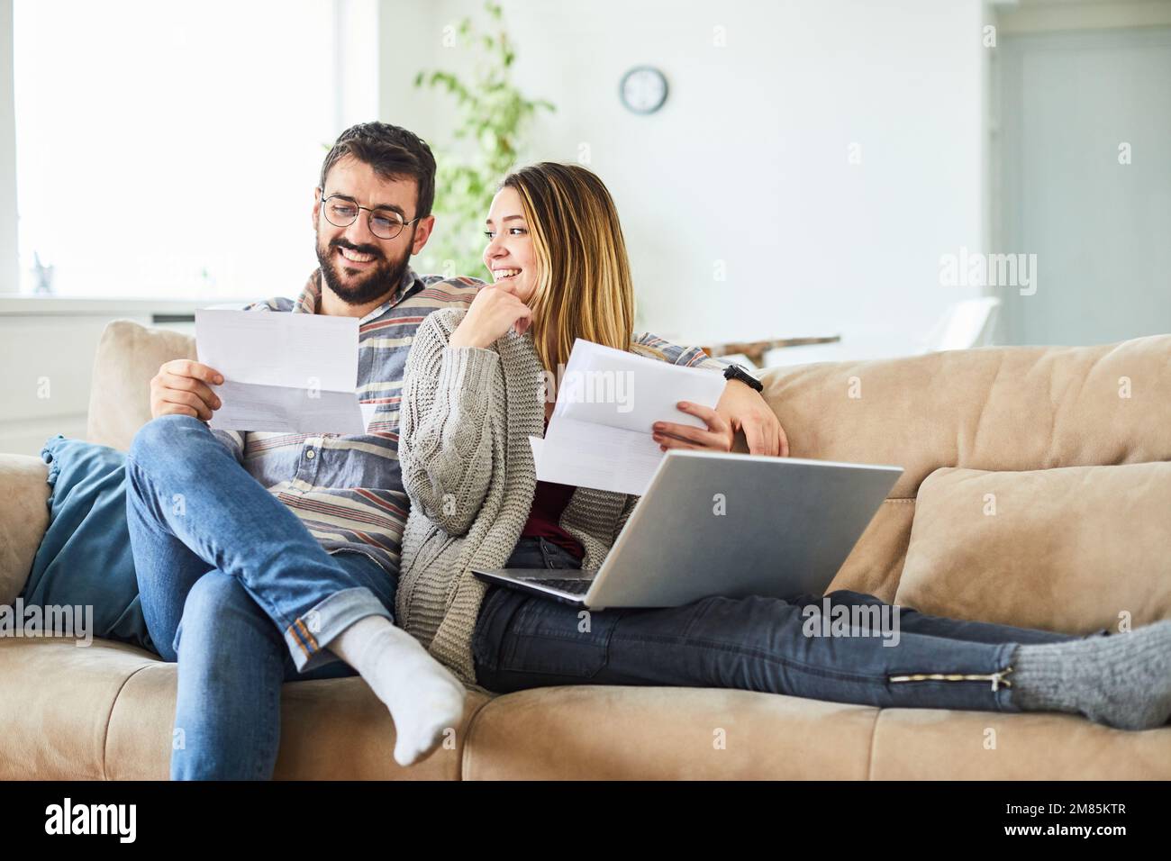 Bill Laptop Finanzen Paar Beziehung zu Hause Buchhaltung Rechenpapiere Mann Frau Ehemann Ehefrau zusammen Budget Stockfoto