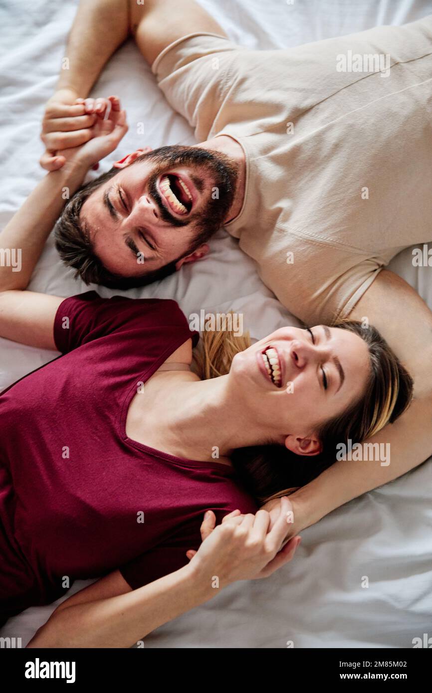 Paar Liebe Schlafzimmer Bett liegen Romantik glücklich Beziehung valentinstag zusammen Mann Frau Stockfoto