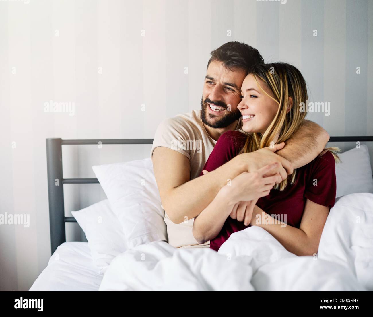 Paar Liebe Schlafzimmer Bett liegen Romantik glücklich Beziehung  valentinstag zusammen Mann Frau Stockfotografie - Alamy
