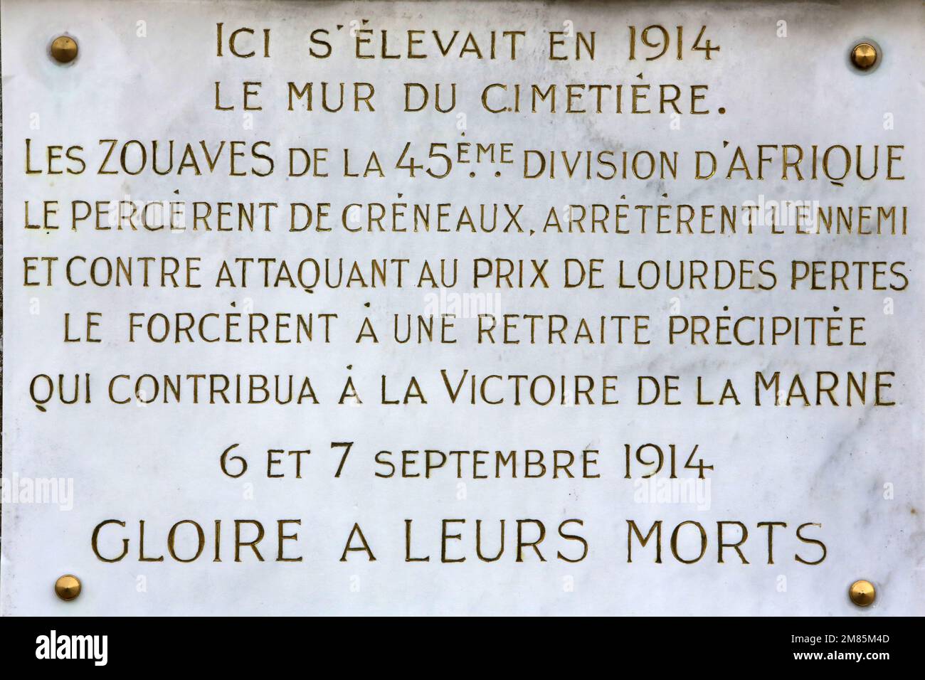 Panneau : 'Ici s'levait en 1914 le mur du cimetire. Les zouaves de la 45me Division d'Afrique le percrent de crneaux, arrtrent l'ennemi et cont Stockfoto