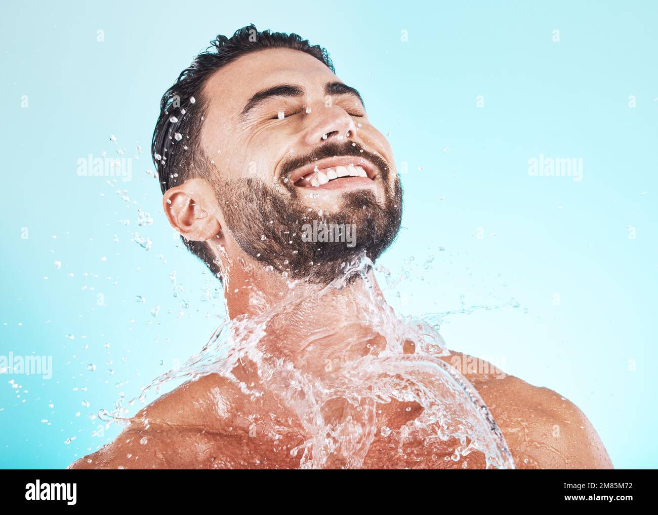 Wasser, Spritzer und Hautpflege mit Gesicht des Mannes für Dusche, Selbstpflege und natürliche Kosmetik. Luxus, Hydratation und Erfrischung mit Modell für die Dermatologie Stockfoto