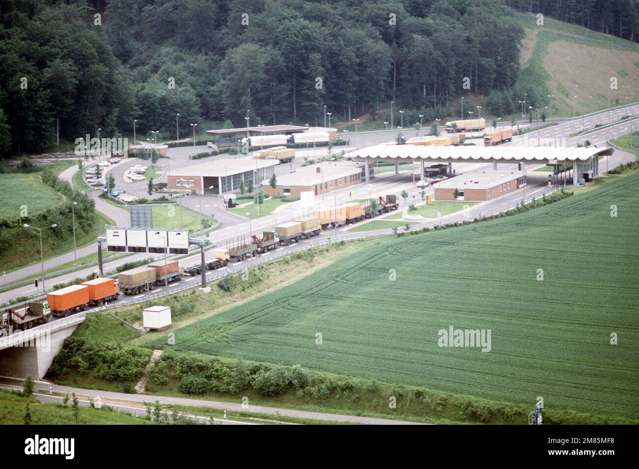 Luftaufnahme der Autobahn, die an der Grenze zwischen Ost- und Westdeutschland verläuft. Basis: Herleshausen Land: Bundesrepublik Deutschland (BRD) Stockfoto