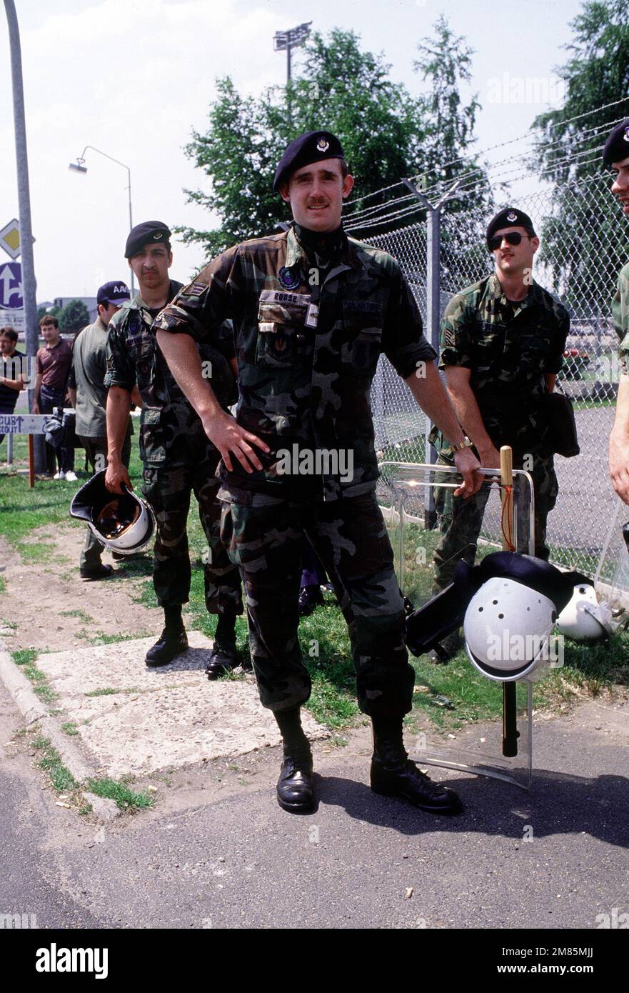 Sicherheitspolizisten stehen mit Aufruhr-Ausrüstung bei Feierlichkeiten zur offenen Tür bereit. Der Luftwaffenstützpunkt wird aufgrund politischer Demonstrationen außerhalb des Haupttor und terroristischer Bedrohungen unter äußerst strengen Sicherheitsbedingungen betrieben. Basis: Rhein-Main-Luftwaffenstützpunkt Land: Deutschland / Deutschland (DEU) Stockfoto