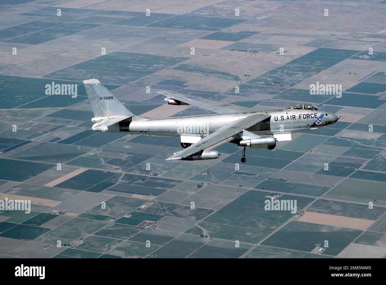 Eine Air-to-Air-Ansicht von rechts eines restaurierten B-47E Stratojet-Flugzeugs. Das Flugzeug ist eines der letzten geflogenen B-47s der Welt und wird nach Merced, Kalifornien, geflogen, wo es mit anderen erhaltenen Flugzeugen im Castle AFB Museum, China Lake Weapons Center ausgestellt wird. Staat: Kalifornien (CA) Land: Vereinigte Staaten von Amerika (USA) Stockfoto