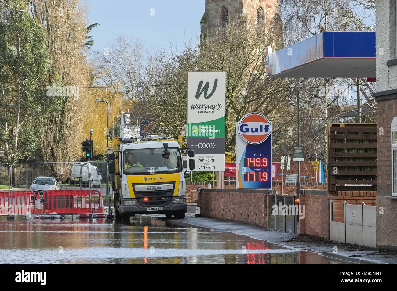 Upton-upon-Severn, Worcestershire, 12. Januar 2023 - Eine kleine Stadt in Worcestershire wurde überschwemmt, nachdem der Fluss Severn seine Ufer aufgrund steigender Wasserstände platzte. Ein Abfallverwertungszentrum wurde geschlossen, ebenso wie eine örtliche Zufahrtsstraße, die Hanley Road, die vom gemeinderat geschlossen wurde. Ein großer gelber Bagger wurde auch auf einem kleinen grasbewachsenen Hügel gesehen, als die Überschwemmung ihn umgab. Quelle: Stop Press Media/Alamy Live News Stockfoto