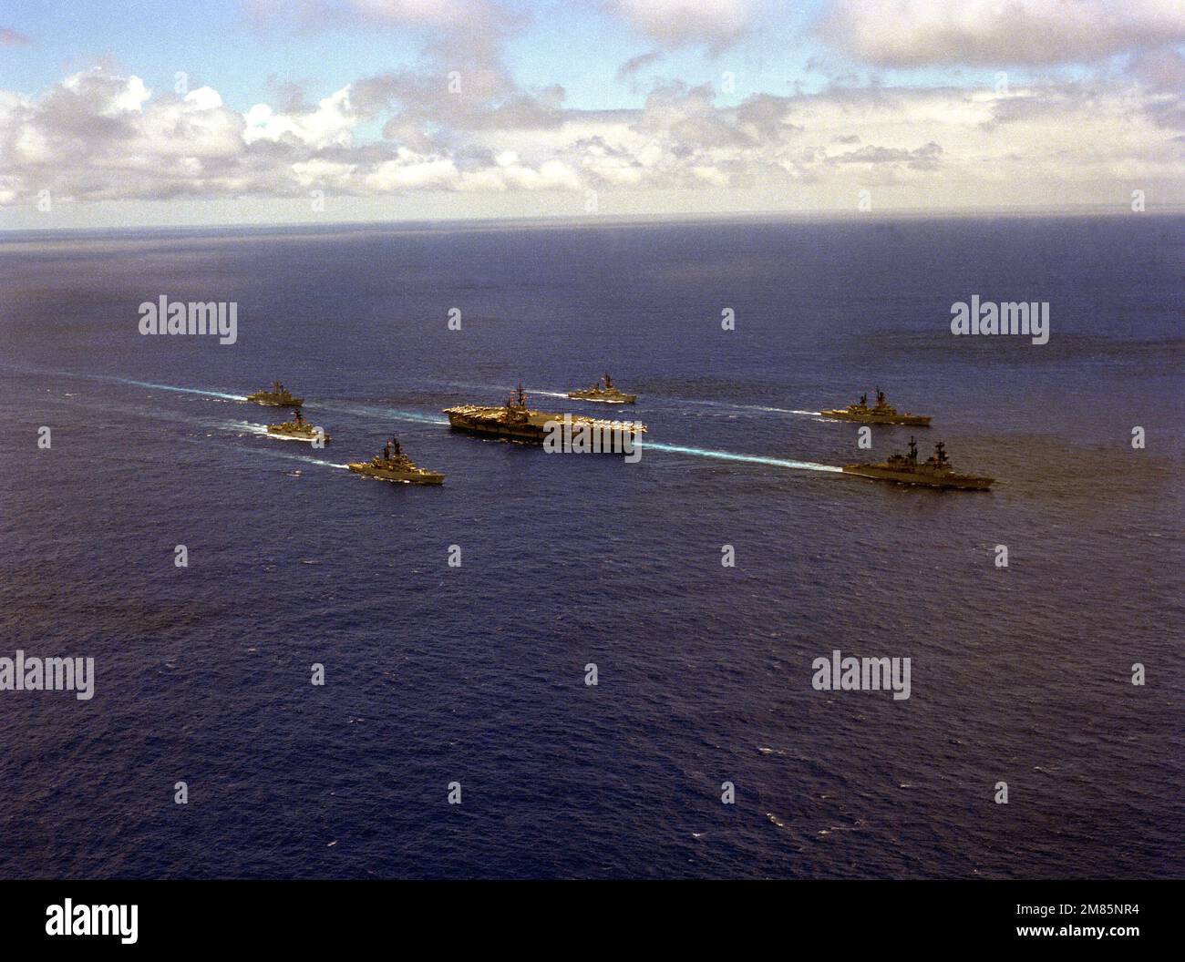 Steuerbord-Bugblick des Flugzeugträgers USS RANGER (CV-61), der während ...