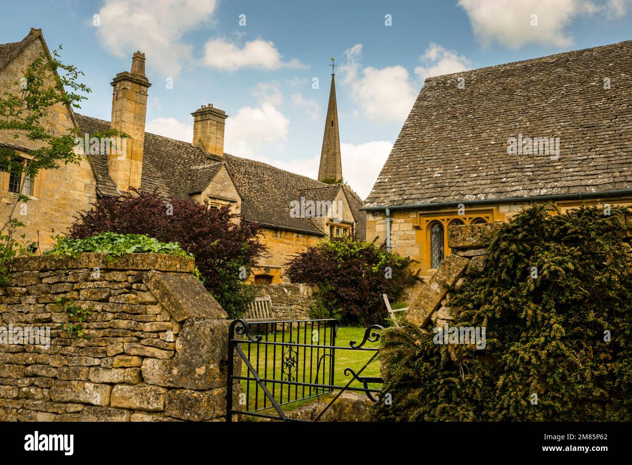 Kirchhof von St. Michaels und All Angels im Cotswolds Village von Stanton, England. Stockfoto