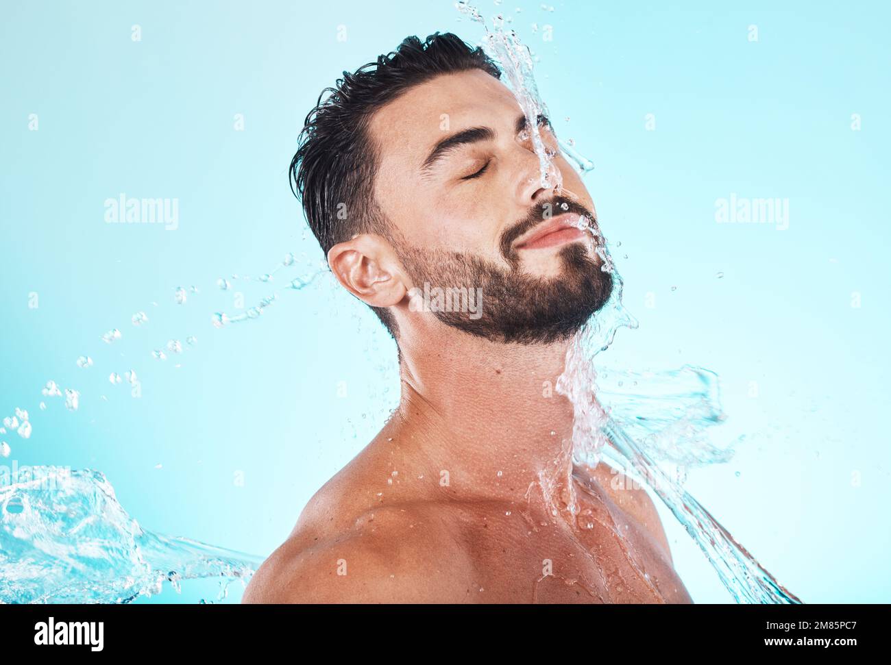 Wasser, Spritzer und Hautpflege mit Gesicht des Mannes für Dusche, Selbstpflege und natürliche Kosmetik. Luxus, Hydratation und Erfrischung mit Modell für die Dermatologie Stockfoto