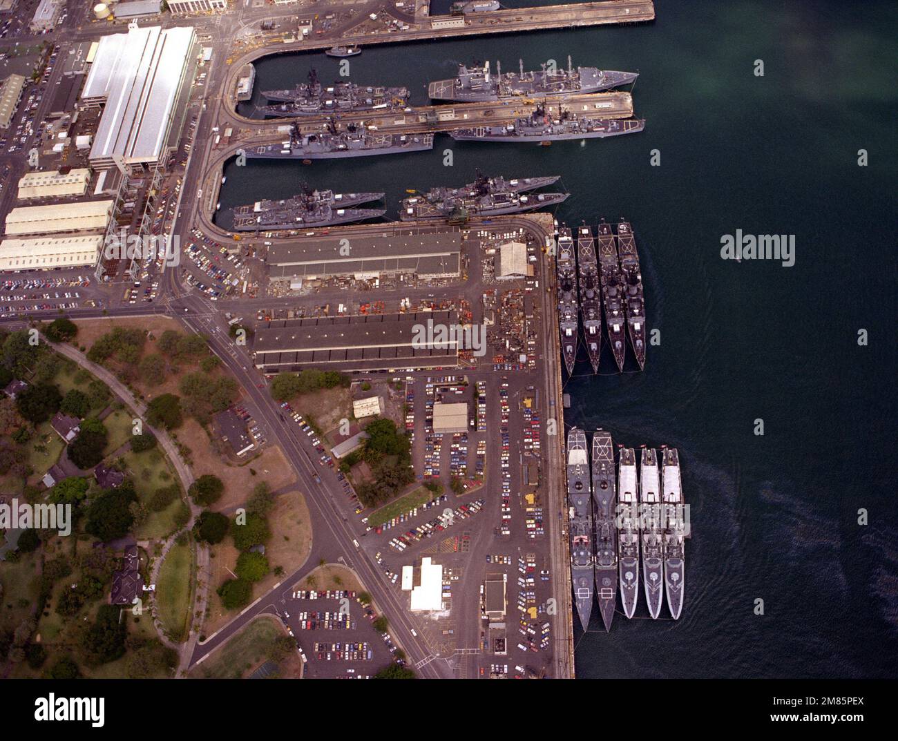 Ein Luftblick auf den Hafen mit Blick auf die Bravo Piers. USA Marineschiffe und drei kanadische Fregatten liegen an den Piers fest, nachdem sie an der Übung RIMPAC '86 teilgenommen haben. Betreff Betrieb/Serie: RIMPAC '86 Basis: Marinestützpunkt, Pearl Harbor Bundesstaat: Hawaii (HI) Land: Vereinigte Staaten von Amerika (USA) Stockfoto