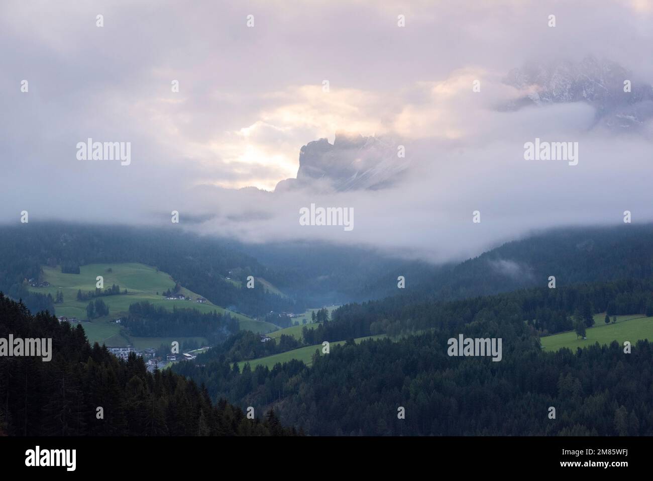 Am frühen Morgen schwirrt der Nebel über den Berggipfeln im Val di Funes in den Dolomiten, Italien, Europa Stockfoto