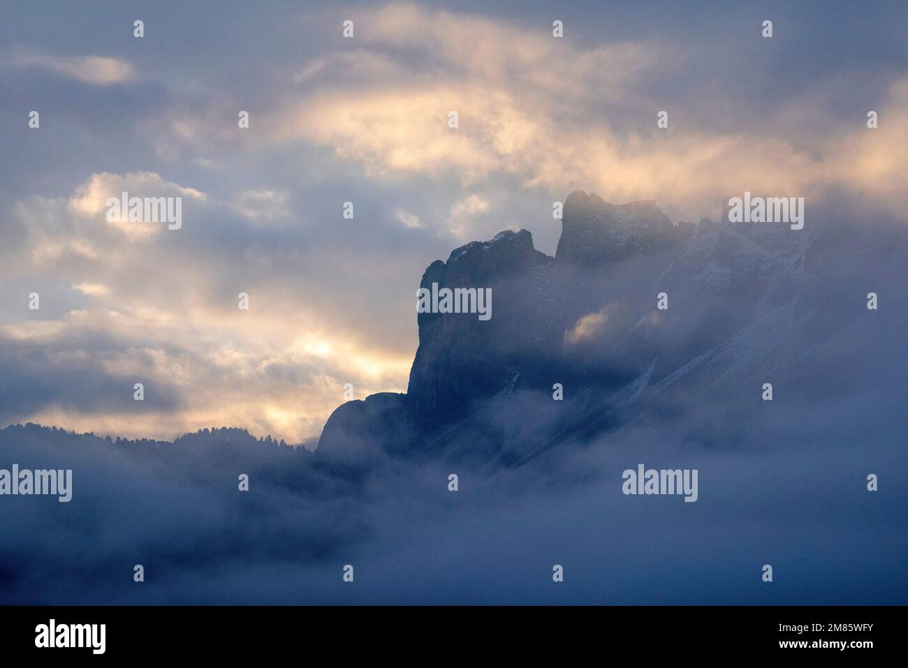 Am frühen Morgen über Val di Funes in den Dolomiten, Italien Europa EU Stockfoto