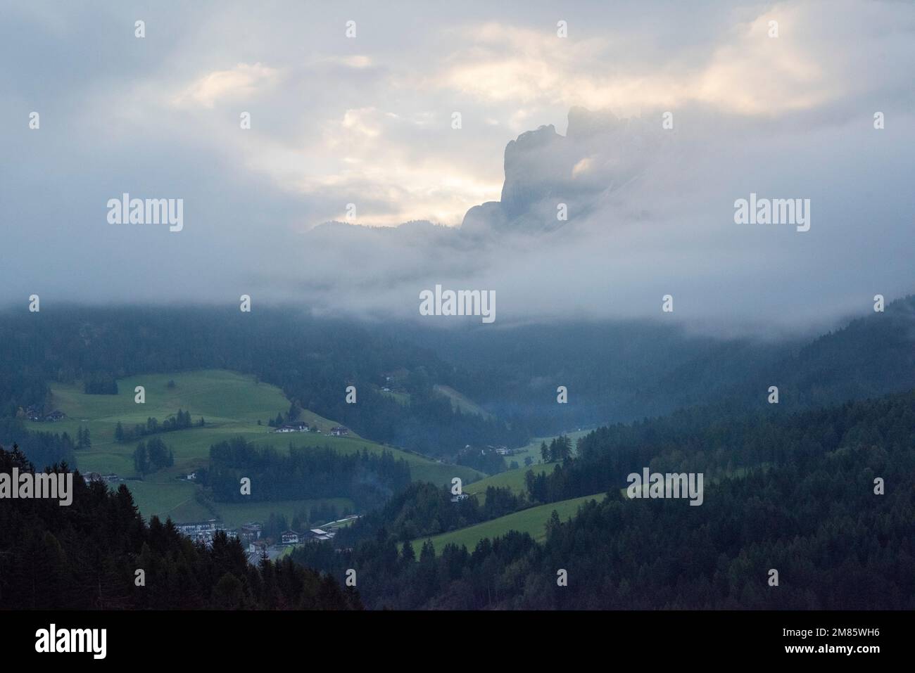 Am frühen Morgen über Val di Funes in den Dolomiten, Italien Europa EU Stockfoto