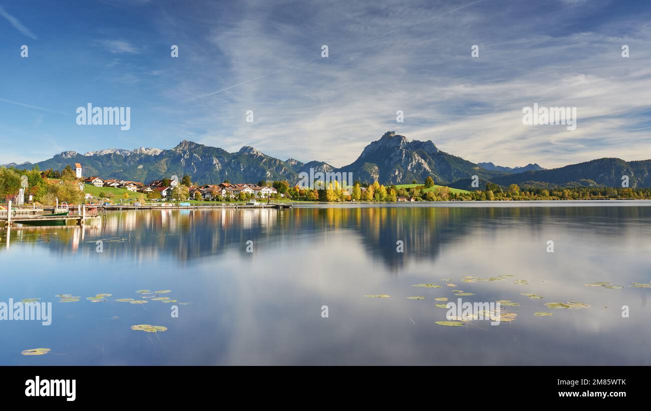 Hopfensee mit Bergpanorama Stockfoto