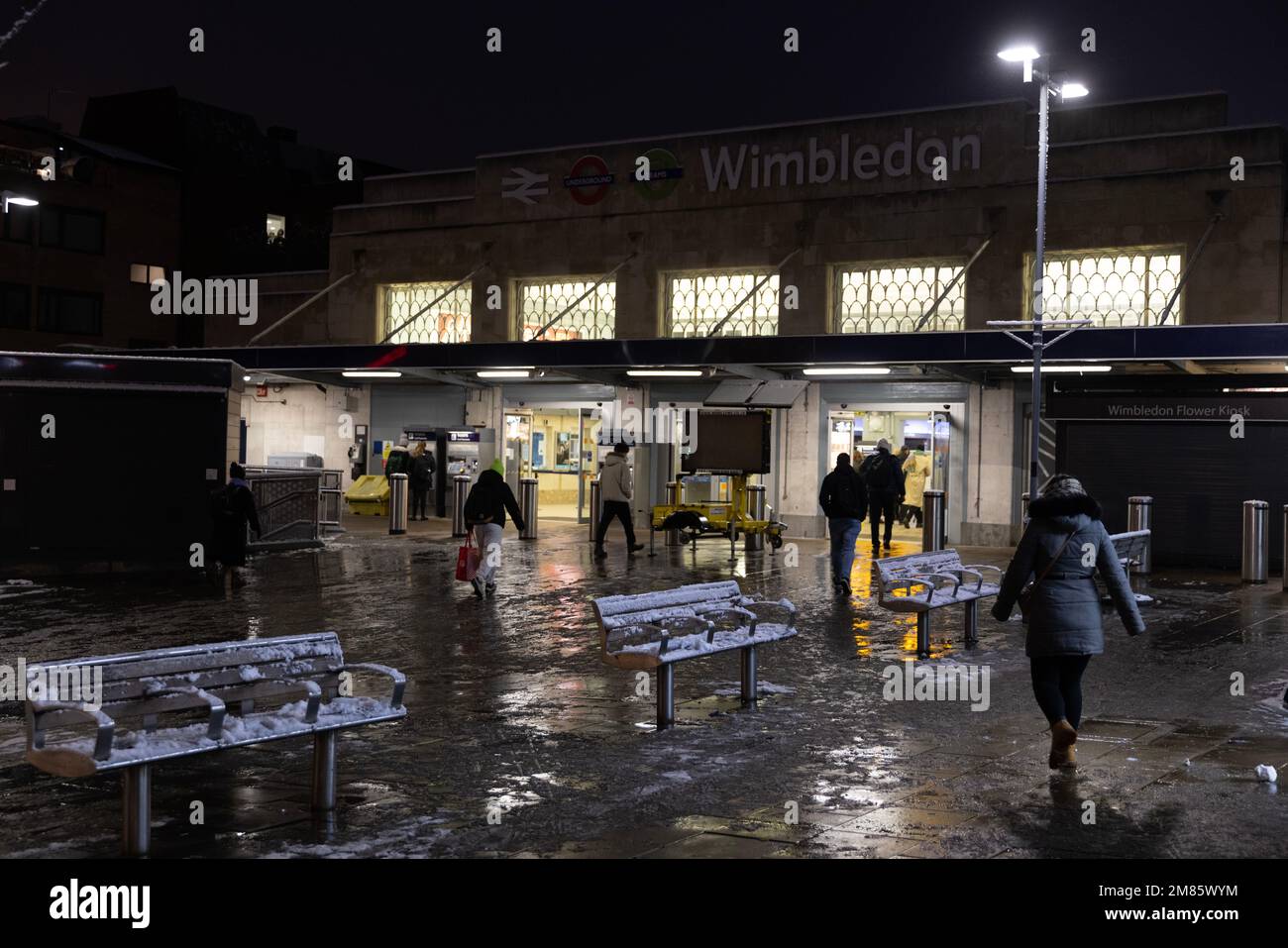 Wimbledon Hauptbahnhof bei Sonnenaufgang bei eisigen Temperaturen, nachdem der Südwesten von London über Nacht mit Schnee bedeckt war, London, England, Großbritannien Stockfoto