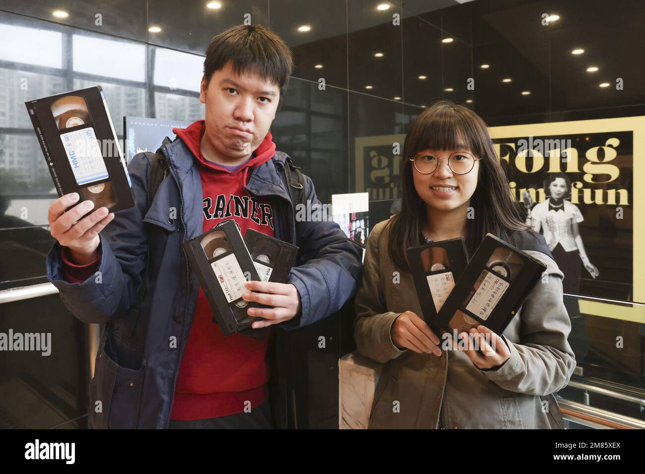 (L bis R) Samuel Chan Yuk-lam und Alice Yip Wai-ching, Mitglieder der HKVCRBase, mit alten Fernsehfilmen aus Hongkong, in Sai Wan Ho. 17DEC22 SCMP/Jonathan Wong Stockfoto