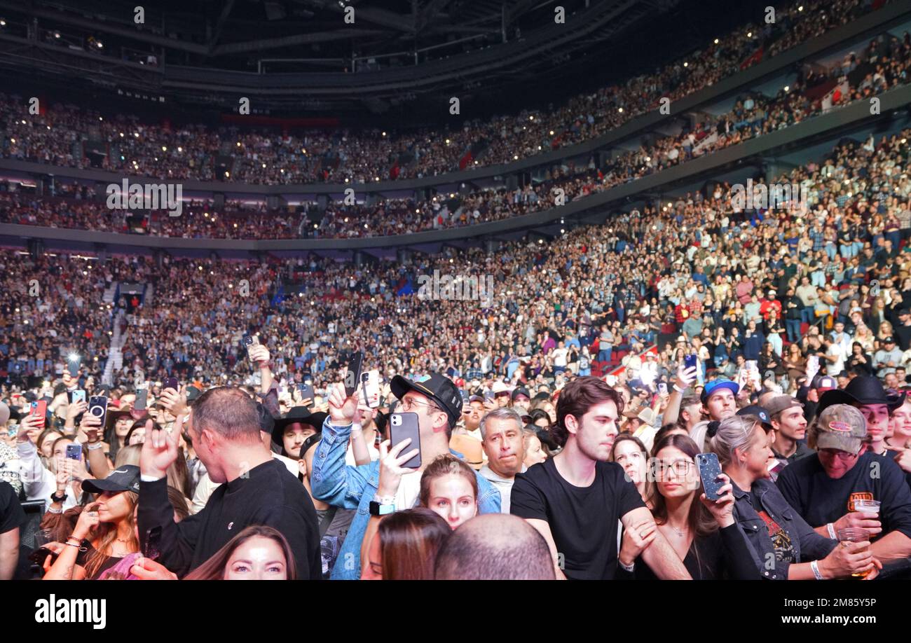 Stadion voller Fans, um den Country-Sänger Luke Combs zu sehen und zu hören. Stockfoto