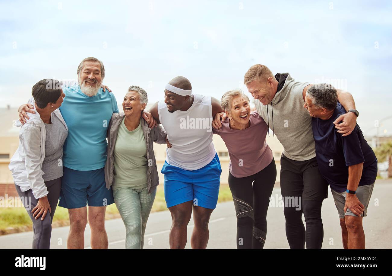 Fitness, Seniorengruppe und Lächeln im Freien zusammen für Bewegungs Motivation, Altersvorsorge und Diversität beim Training Workout Stockfoto