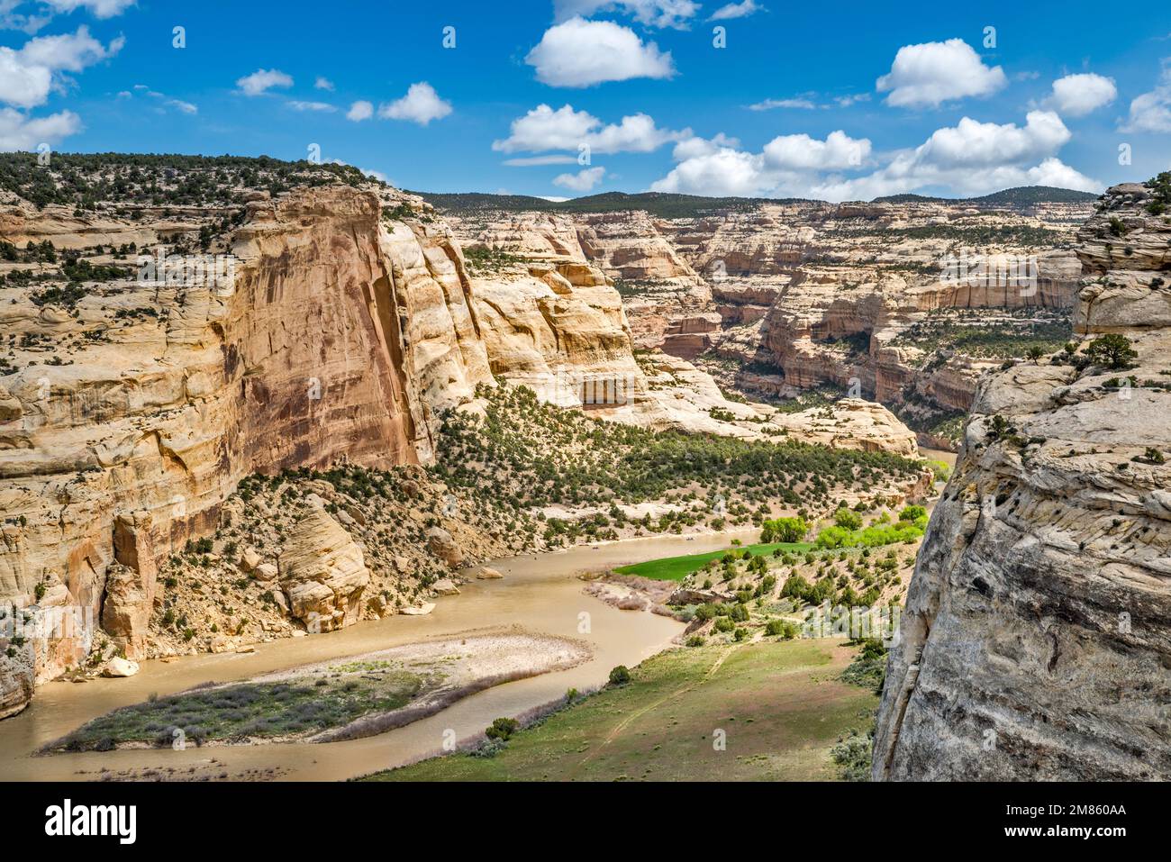 Yampa Canyon of Yampa River, Castle Park Overlook, Flöße in sehr weiter Entfernung, Yampa Bench Road, Dinosaur National Monument, Colorado, USA Stockfoto